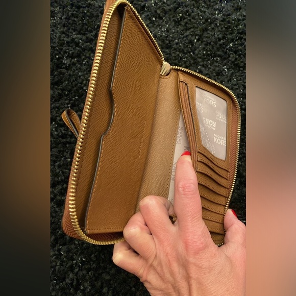 BRAND NEW Michael Kors Leather Wristlet Wallet - Picture 5 of 14